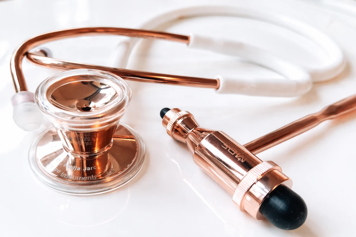 J´ARCADIA´N - International Neurosurgical Consulting - This item is an MDF Instruments ProCardial Cardiology Stethoscope in a rose gold finish.