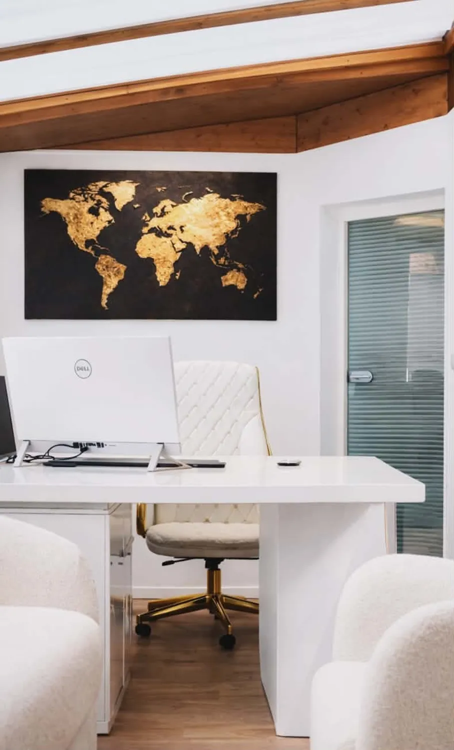 J´ARCADIA´N - International Neurosurgical Consulting - This image features a modern office desk and chair set, which may be paired with a decorative golden world map wall art.